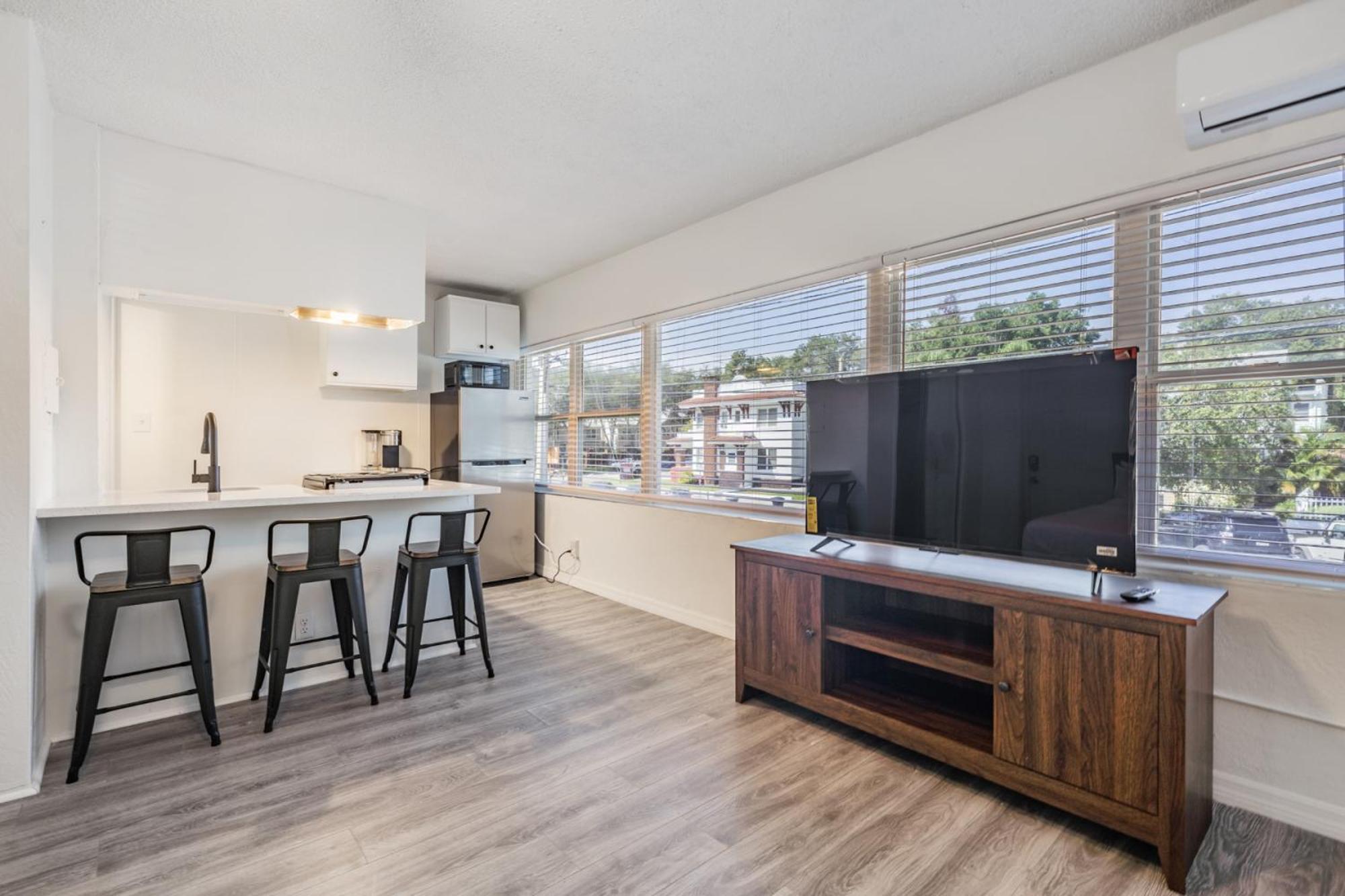 Spacious Studio Apartment Near Nightlife & Dining! St. Petersburg Exteriér fotografie