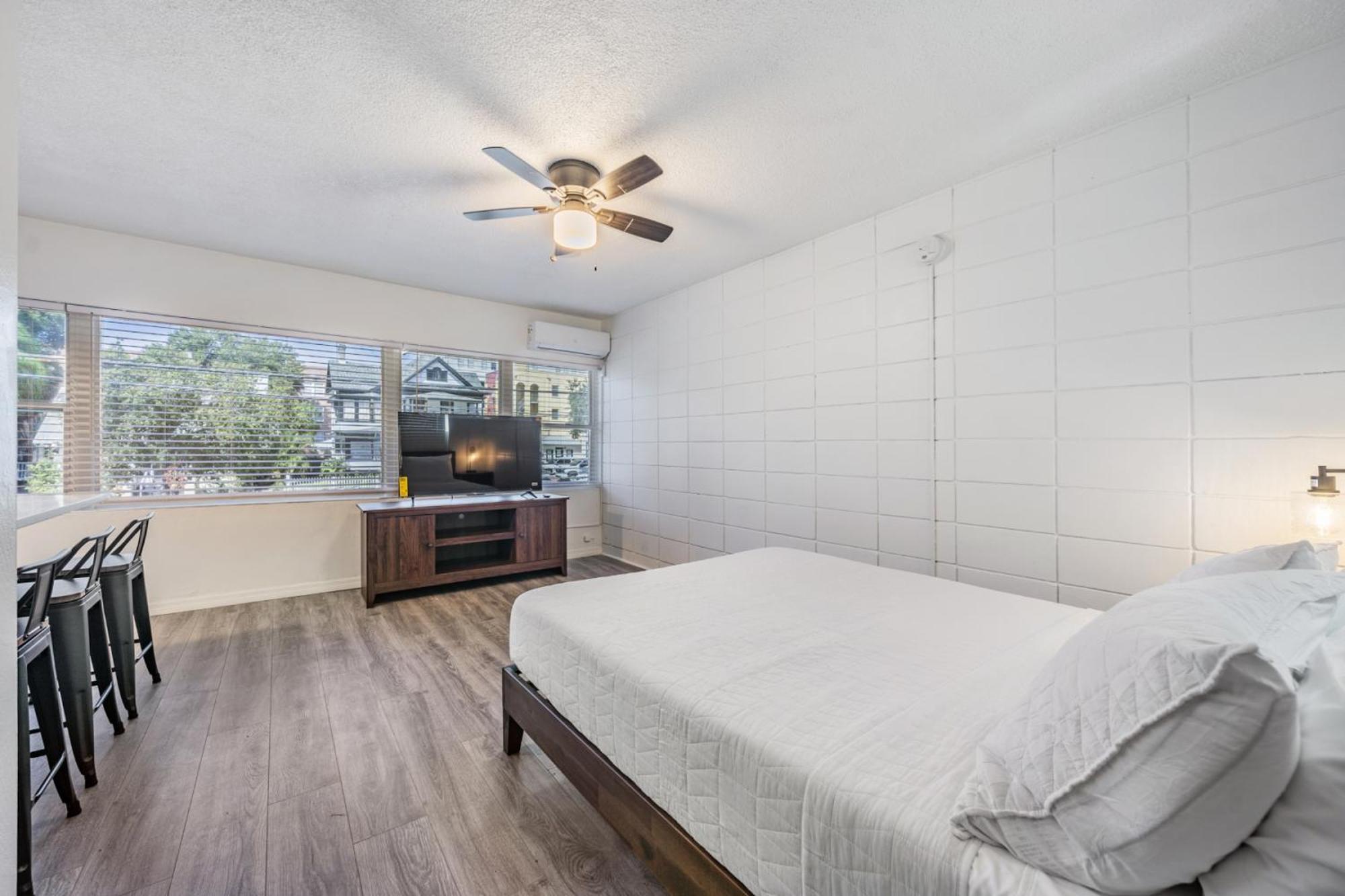 Spacious Studio Apartment Near Nightlife & Dining! St. Petersburg Exteriér fotografie